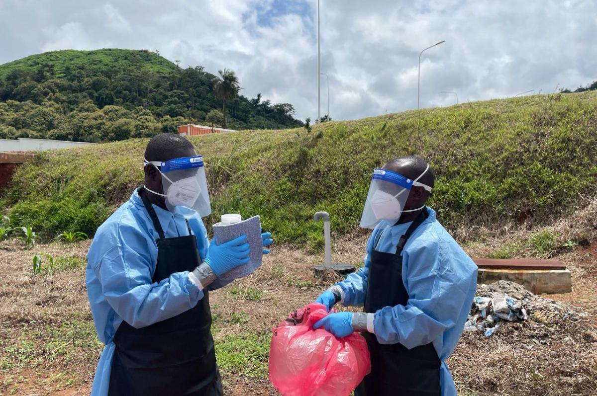 Cote d’Ivoire laboratory staff undergo biosafety training on sampling collection procedures at the waste discharge area of a rural hospital.